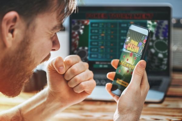 Mobile phone showing erek11 Hot Pot table interface with betting controls