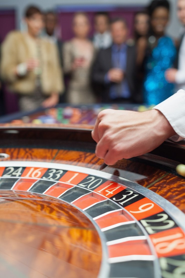 Live roulette wheel in erek11 studio with numeric display and betting interface